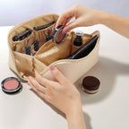 Cosmetiquera de curpiel expandible con tres elásticos organizadores, bolsillo central con cierre y asa personalizada.