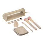 Set de maquillaje de siete accesorios con cinco brochas, esponja para base, toalla facial y estuche personalizado.