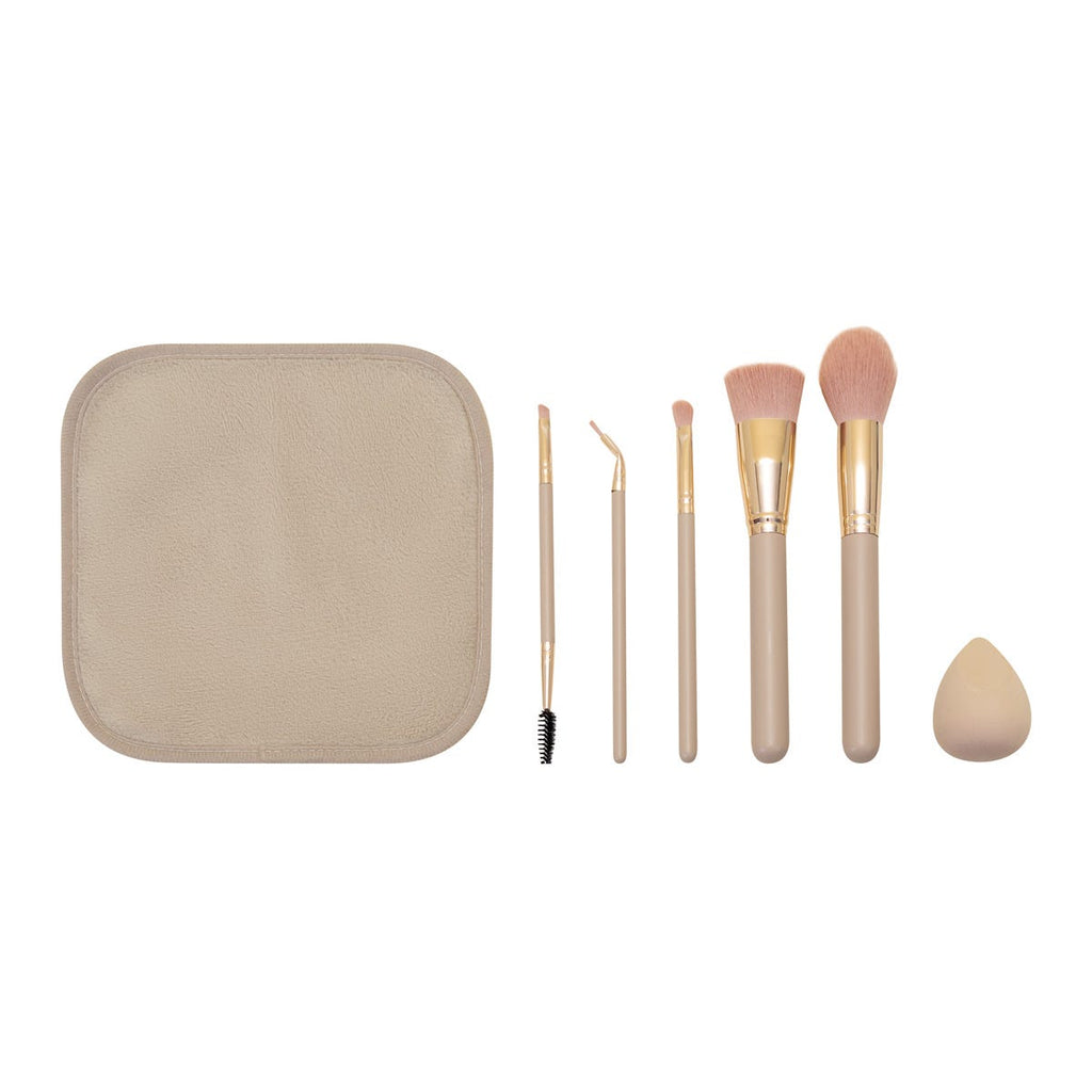Set de maquillaje de siete accesorios con cinco brochas, esponja para base, toalla facial y estuche personalizado.