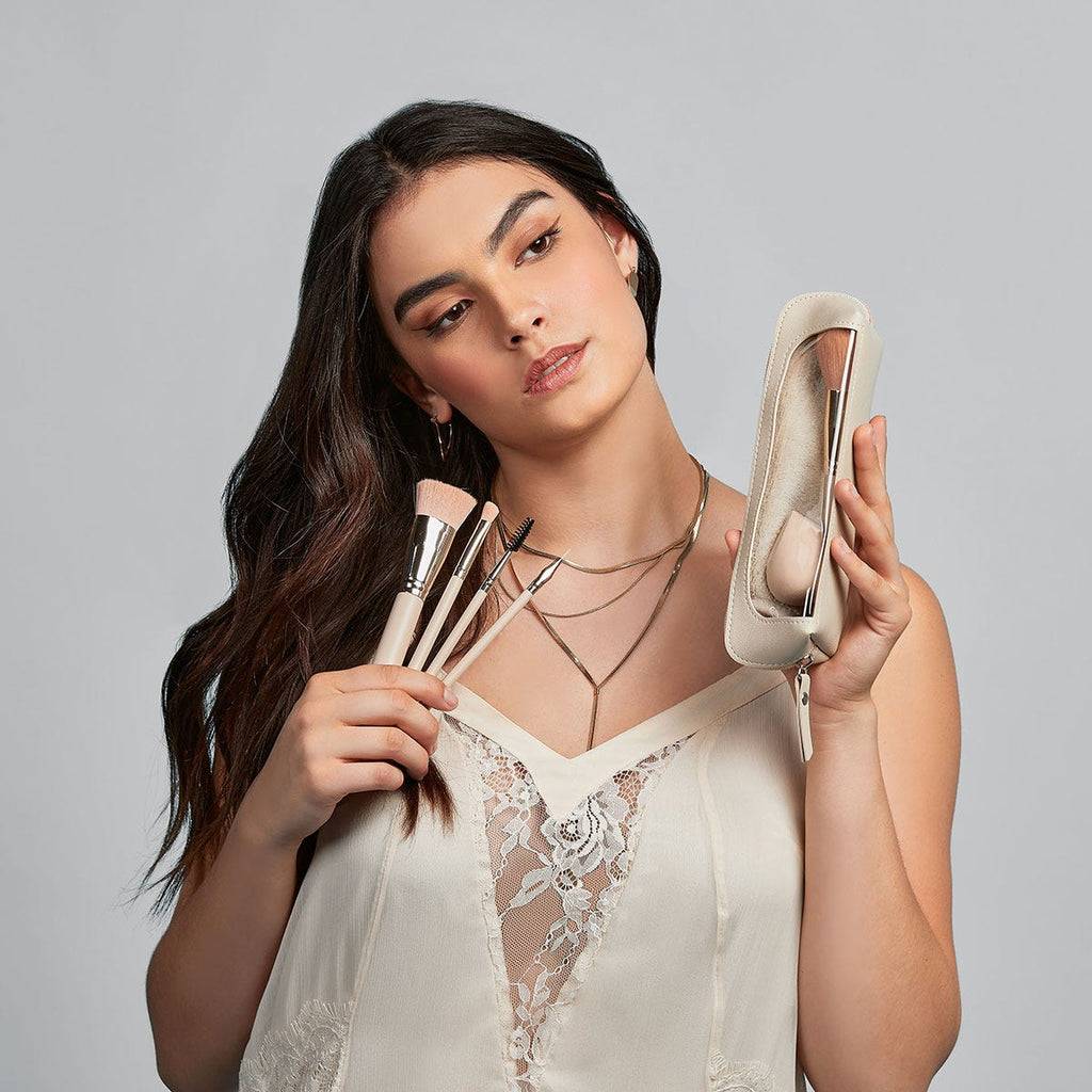 Set de maquillaje de siete accesorios con cinco brochas, esponja para base, toalla facial y estuche personalizado.