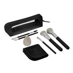 Set de maquillaje de siete accesorios con cinco brochas, esponja para base, toalla facial y estuche personalizado.