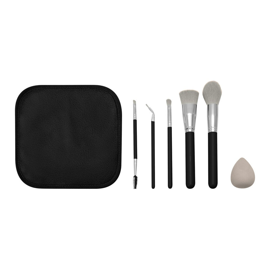 Set de maquillaje de siete accesorios con cinco brochas, esponja para base, toalla facial y estuche personalizado.