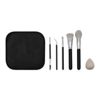 Set de maquillaje de siete accesorios con cinco brochas, esponja para base, toalla facial y estuche personalizado.