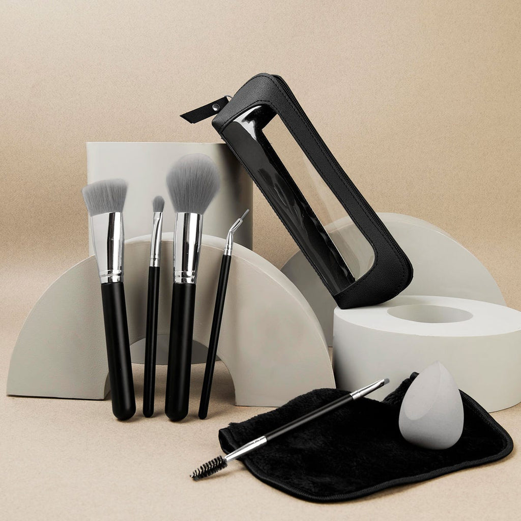 Set de maquillaje de siete accesorios con cinco brochas, esponja para base, toalla facial y estuche personalizado.