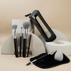 Set de maquillaje de siete accesorios con cinco brochas, esponja para base, toalla facial y estuche personalizado.