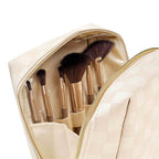 Cosmetiquera organizadora de PVC con abertura amplia y placa metálica frontal personalizable para empresas.