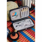 Set de manicure y brochas de maquillaje en estuche de curpiel con espejo personalizado para regalos promocionales.