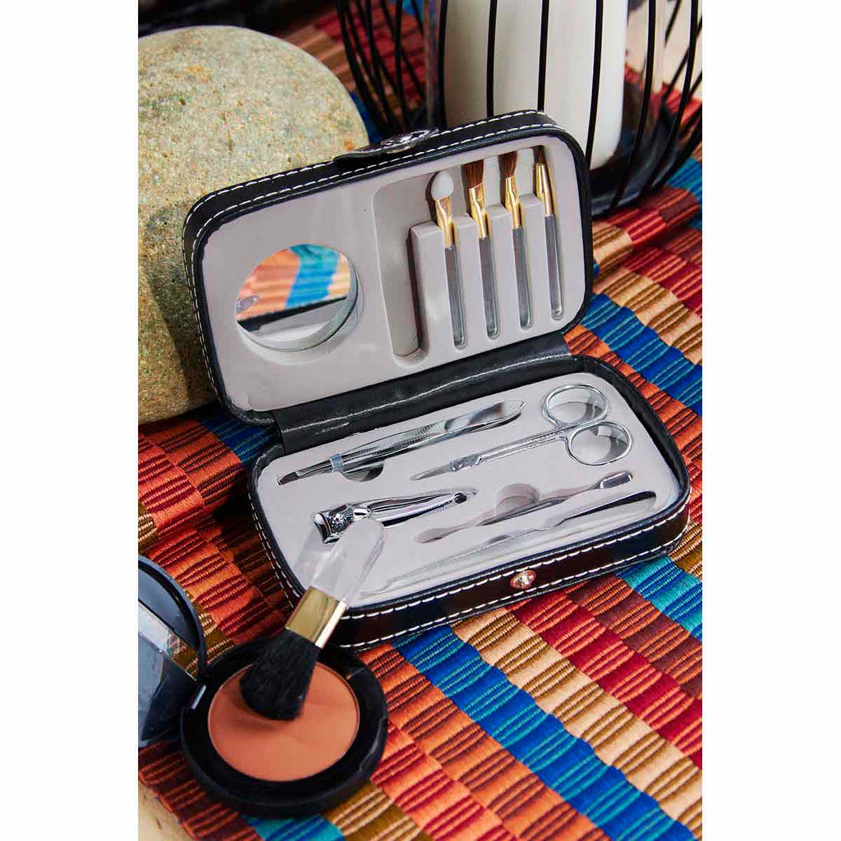 Set de manicure y brochas de maquillaje en estuche de curpiel con espejo personalizado para regalos promocionales.