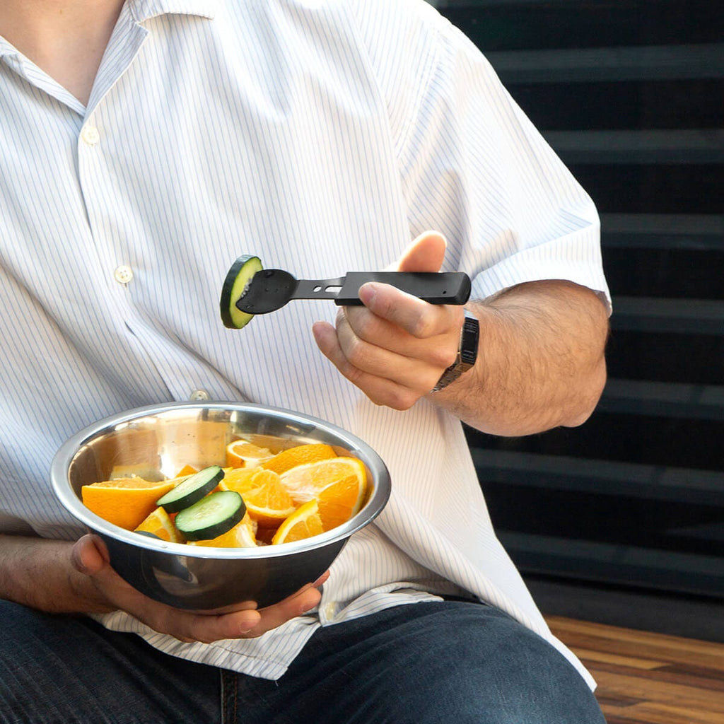 Cubierto multifuncional de metal con tenedor, cuchillo y destapador personalizado para empresas.