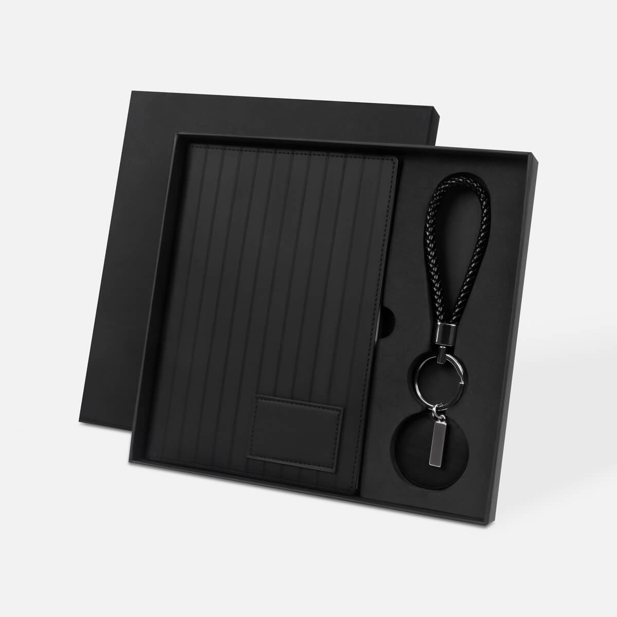 Kit ejecutivo personalizado con libreta de curpiel, llavero premium y caja de regalo para empresas.