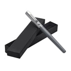 Bolígrafo metálico personalizado de dos tonos de gris con tapón y estuche para empresas.