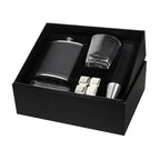 Set de bar con licorera con funda de curpiel, vaso de cristal, mini vasos metálicos, cubos enfriadores y caja rígida de regalo personalizada.