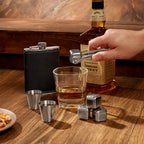 Set de bar con licorera con funda de curpiel, vaso de cristal, mini vasos metálicos, cubos enfriadores y caja rígida de regalo personalizada.