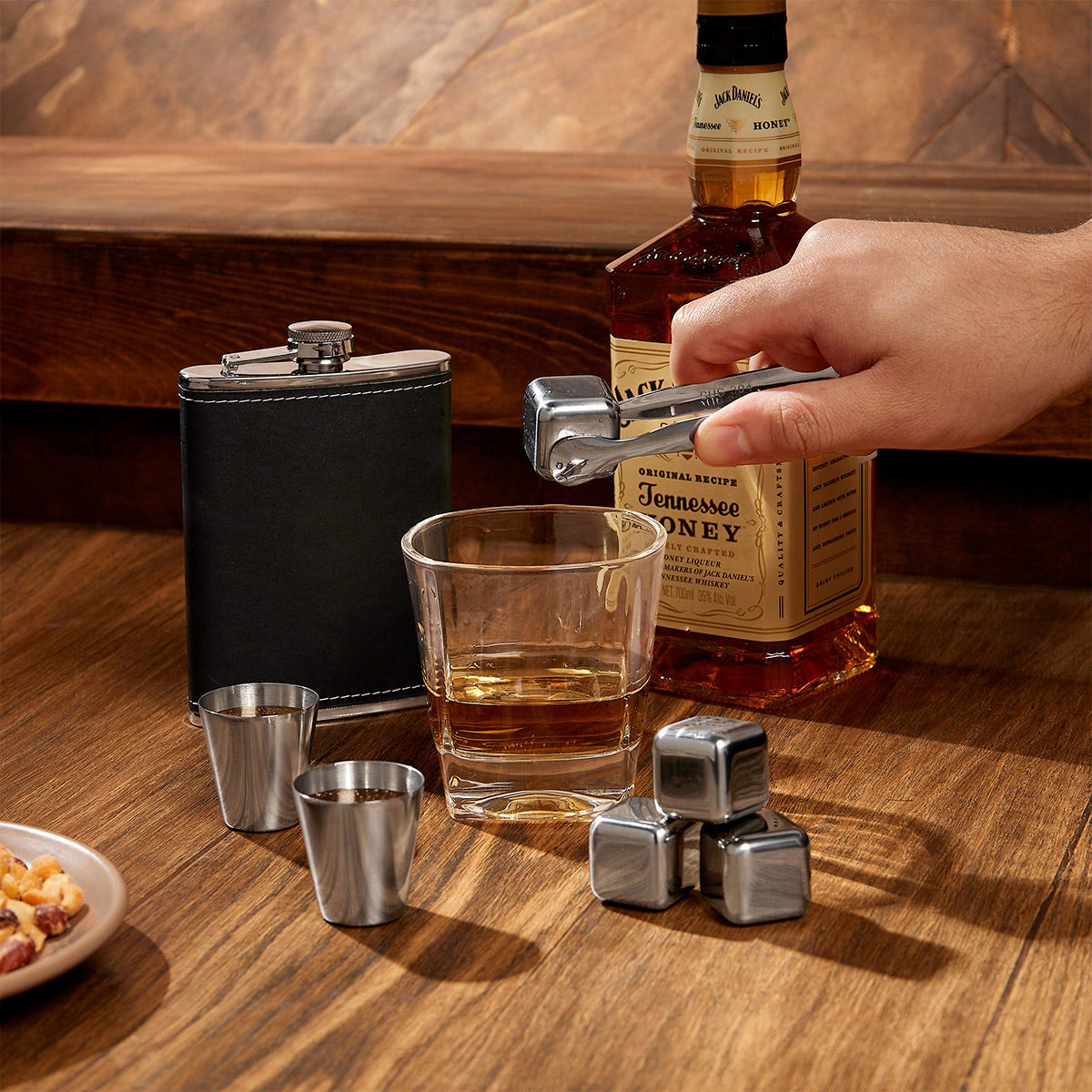 Set de bar con licorera con funda de curpiel, vaso de cristal, mini vasos metálicos, cubos enfriadores y caja rígida de regalo personalizada.
