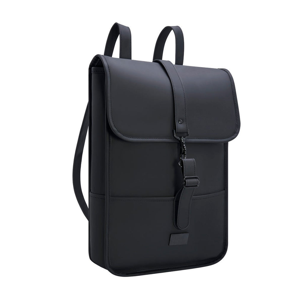 Mochila ejecutiva personalizada de curpiel con placa metálica para grabado láser y compartimento para laptop de 14 pulgadas.