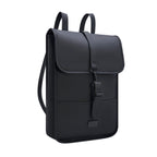 Mochila ejecutiva personalizada de curpiel con placa metálica para grabado láser y compartimento para laptop de 14 pulgadas.