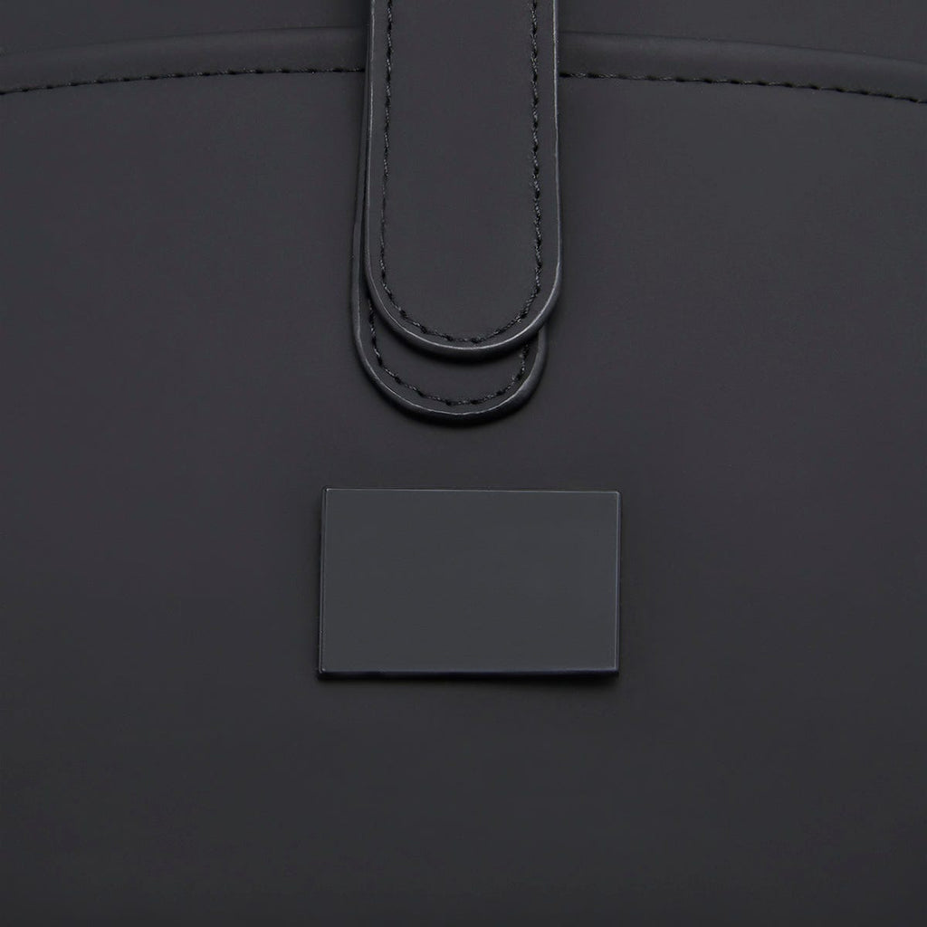 Mochila ejecutiva personalizada de curpiel con placa metálica para grabado láser y compartimento para laptop de 14 pulgadas.
