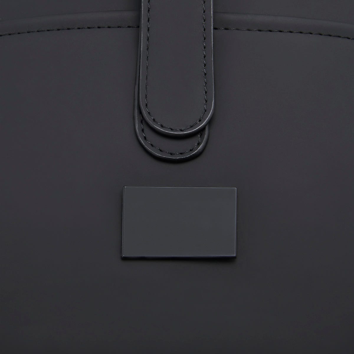 Mochila ejecutiva personalizada de curpiel con placa metálica para grabado láser y compartimento para laptop de 14 pulgadas.