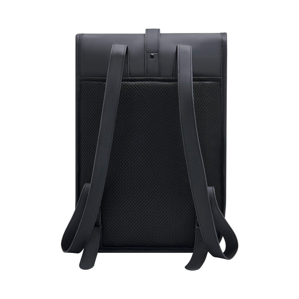 Mochila ejecutiva personalizada de curpiel con placa metálica para grabado láser y compartimento para laptop de 14 pulgadas.