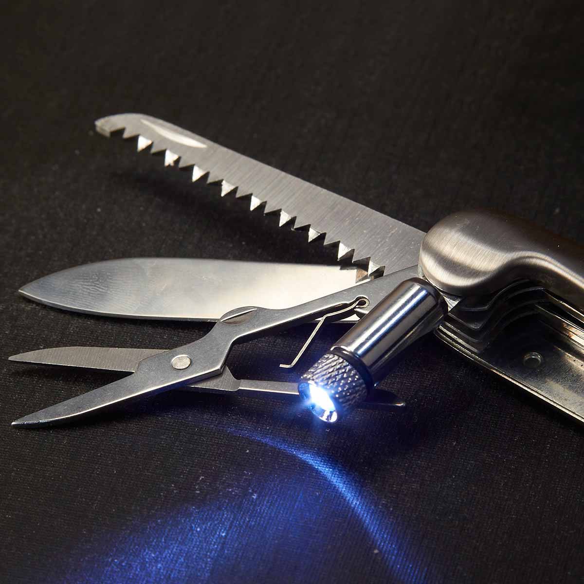 Navaja multiherramienta de bolsillo de metal con 11 funciones y lámpara LED personalizada.