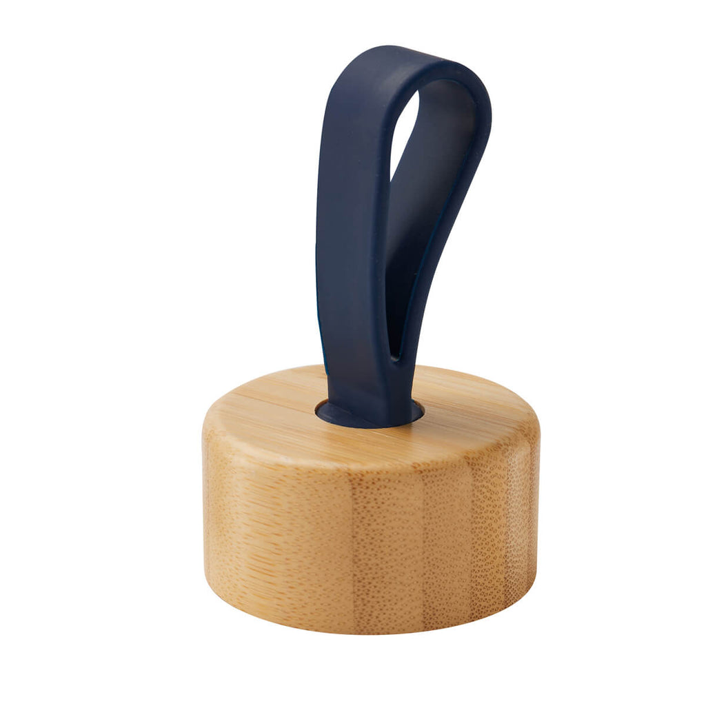 Termo personalizado de acero inoxidable con tapa y base de bambú, aislamiento al vacío y capacidad de 630 ml.