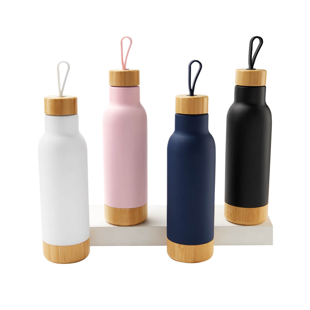 Termo personalizado de acero inoxidable con tapa y base de bambú, aislamiento al vacío y capacidad de 630 ml.